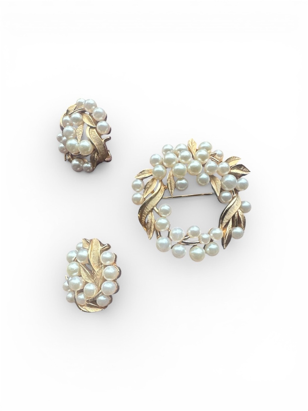 Trifari Gold-Tone Pearl Wreath Brooch with Matching Clips - White Pearls